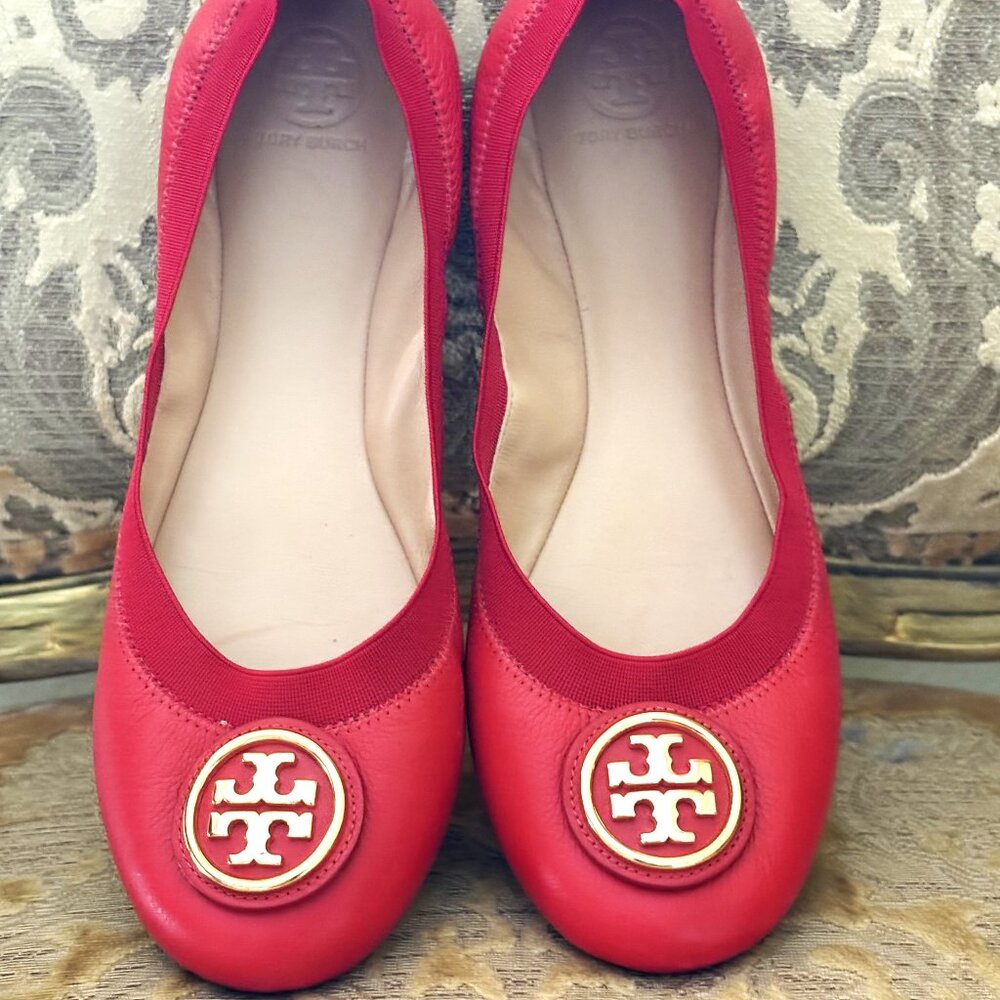 TORY BURCH 'CAROLINE' RED FLAT GOLD TONE MEDALLION BALLET SHOES SIZE: 8.5